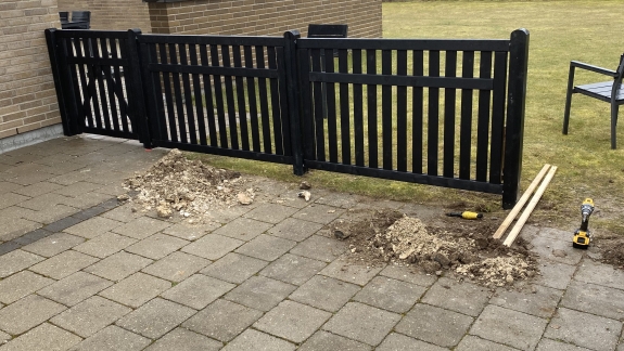 Opsætning af hegn i sort i Køge