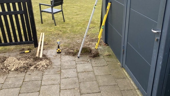 Opsætning af sort hegn i Køge